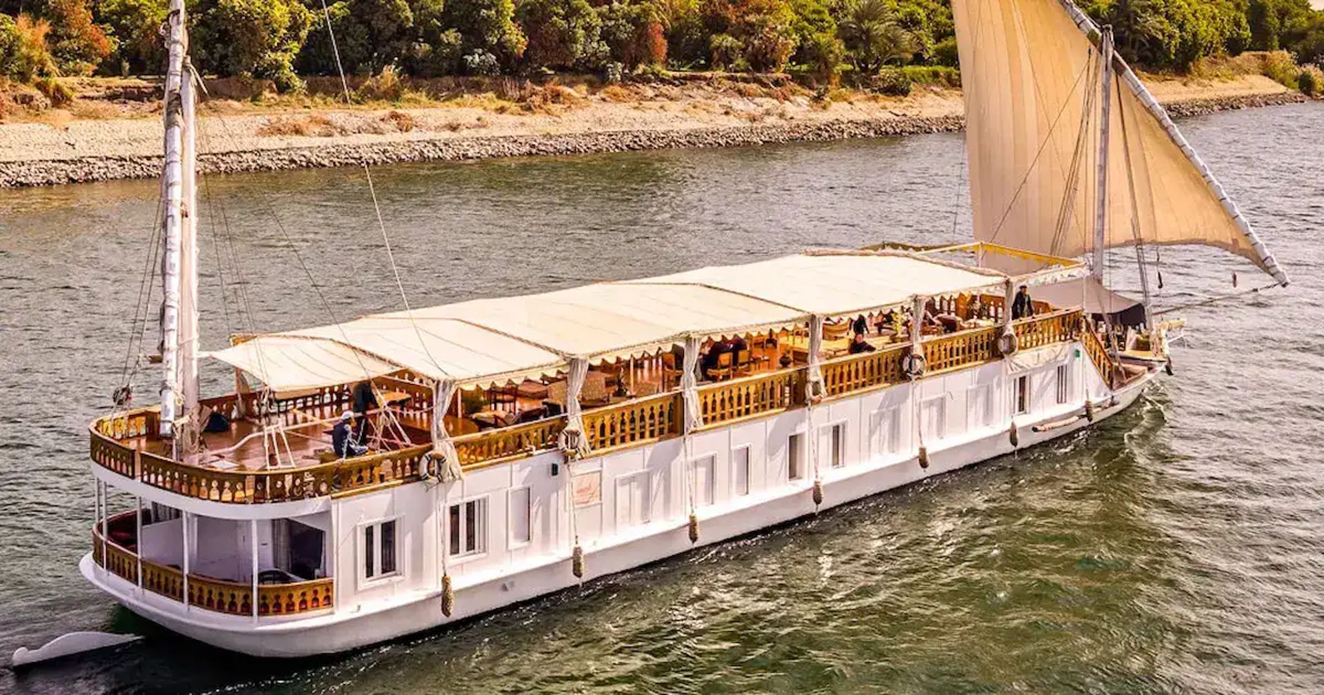 Luxury small boat Nile cruise guide