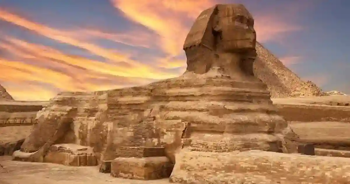 What does the Great Sphinx represent at Giza Plateau